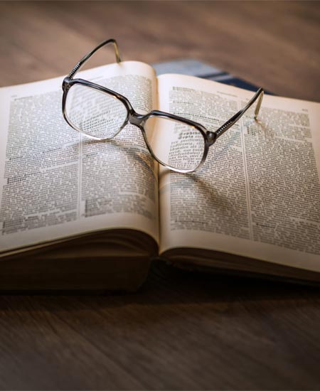 Dictionnaire avec des lunettes posées dessus